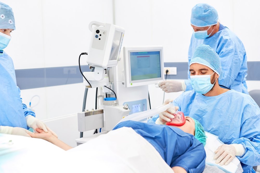 Medical,Team,Checks,And,Monitors,The,Patient's,Anesthesia,Before,An